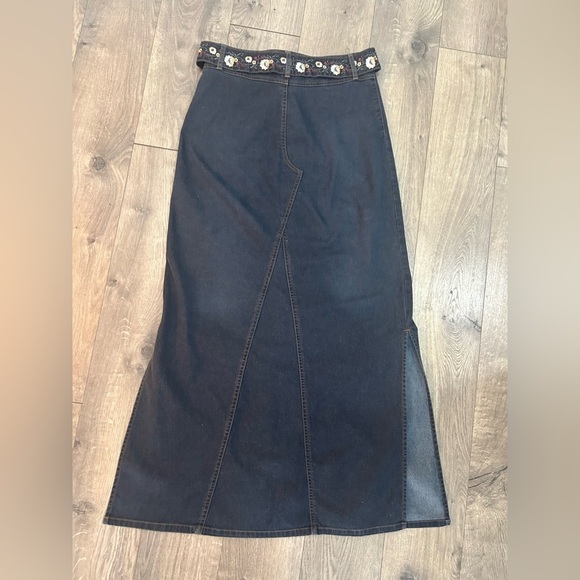 Y2K Denim Skirt with Floral Embroidered Belt - Picture 5 of 5